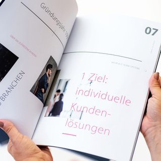 Illustration der Referenzen von Martina Leimegger: Designed bei Brandnamic*