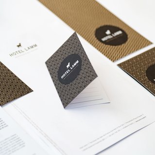 Illustration der Referenzen von Martina Leimegger: Designed bei Brandnamic*